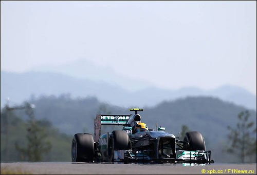 Льюисх Хэмилтон на корейской трассе