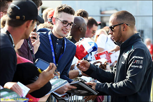 Льюис Хэмилтон на автограф-сессии в Сильверстоуне