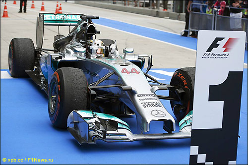 Льюис Хэмилтон за рулём Mercedes W05 после финиша Гран При Малайзии