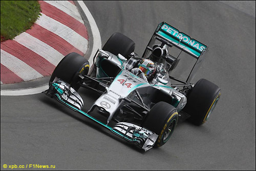 Льюис Хэмилтон на трассе в Монреале