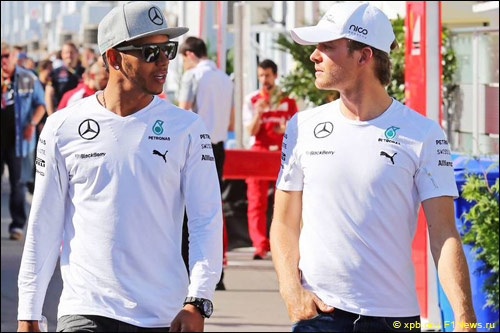 Льюис Хэмилтон и Нико Росберг в паддоке Монреаля
