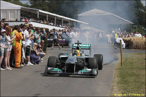 Льюис Хэмилтон на Фестивале скорости в Гудвуде в 2013 году