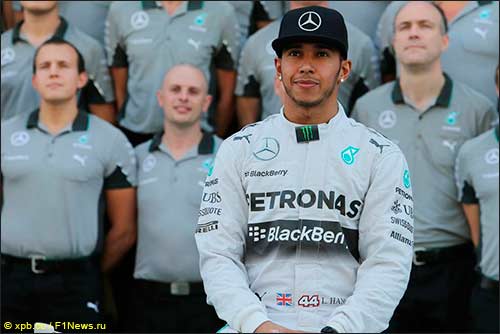Льюис Хэмилтон на утренней фотосессии Mercedes