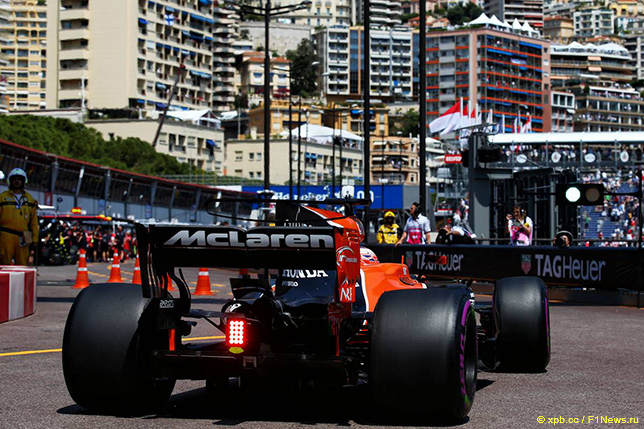 McLaren Дженсона Баттона на пит-лейн в Монако