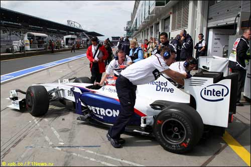 BMW Sauber во время тренировок на Нюрбургринге