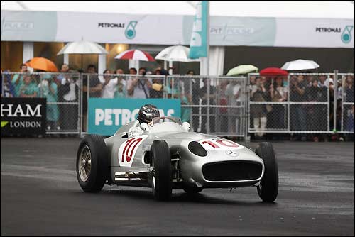 Ник Хайдфельд за рулем исторического Mercedes W196