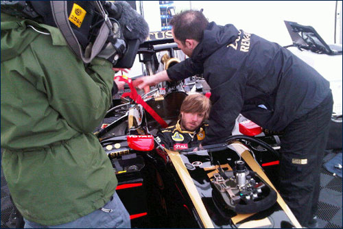 Ник Хайдфельд готовится к видеосъёмке в Сильверстоуне