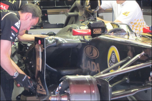 Машина Ника Хайдфельда в боксах Renault, Фото Адама Купера