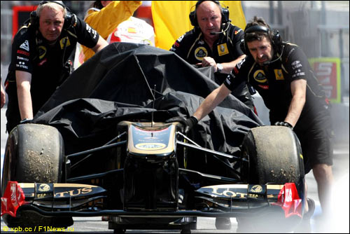 Механики эвакуируют машину Хайдфельда