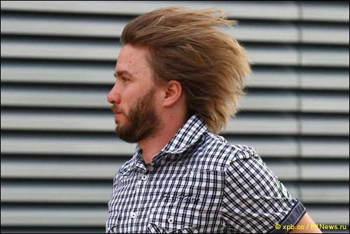 Ник Хайдфельд в паддоке Гран При Великобритании