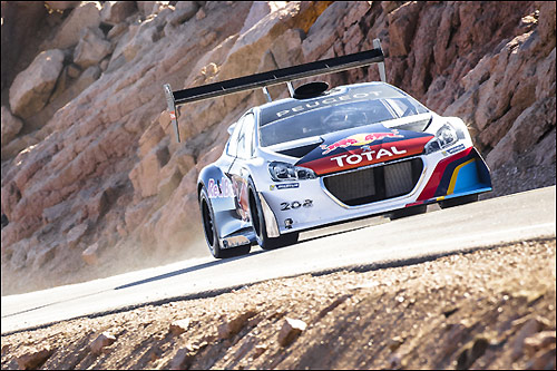 Себастьен Лёб за рулём Peugeot 208 T16 Pikes Peak