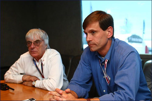 Глава менеджмента Ф1 Берни Экклстоун с Таво Хеллмундом