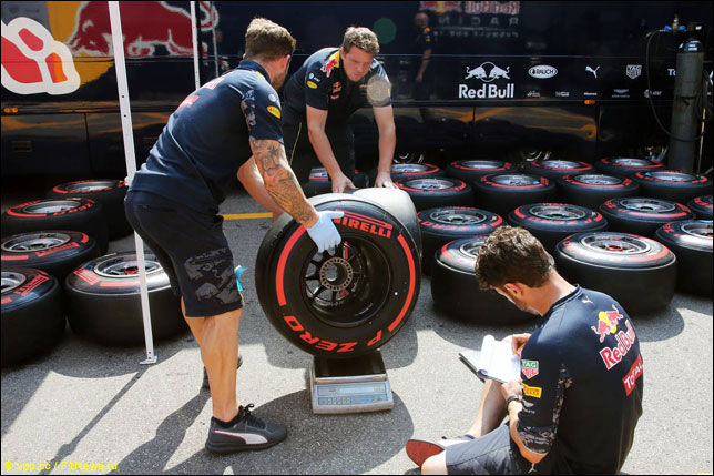 Механики Red Bull Racing работают с шинами Pirelli