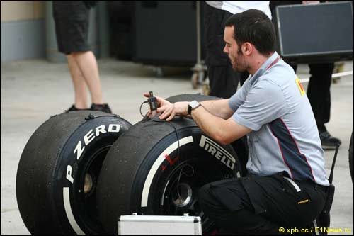 Представитель Pirelli работает с шинами