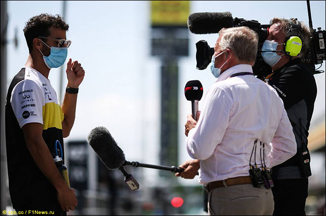 Джонни Херберт берёт интервью у Даниэля Риккардо