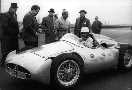 Команда Bugatti готовится к дебюту в Ф1. За рулем Т251 - Морис Тринтиньян