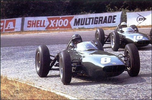 Грэм Хилл и Ричи Гинтер в знаменитой булыжной "шпильке" трассы в Руане. 1962 год