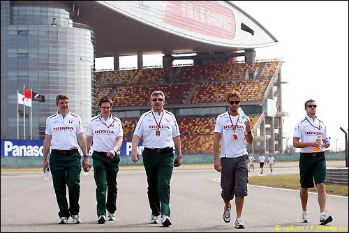 Росс Браун, Дженсон Баттон и сотрудники Honda Racing