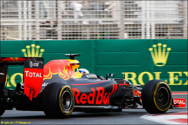 Даниэль Риккардо на трассе в Баку