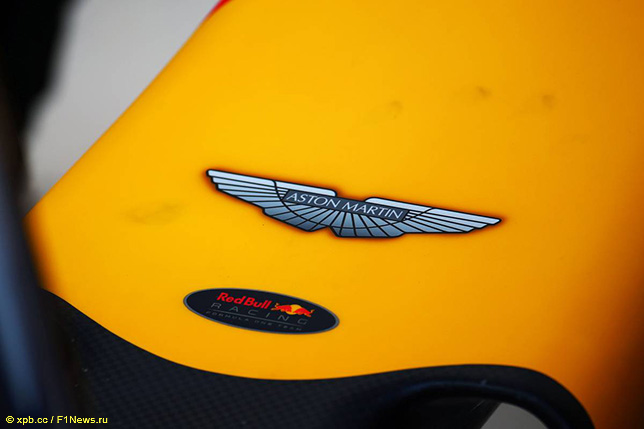 Логотип Aston Martin на машине Red Bull Racing, 2016 год