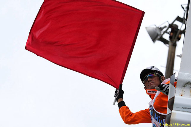 Красный флаг над трассой