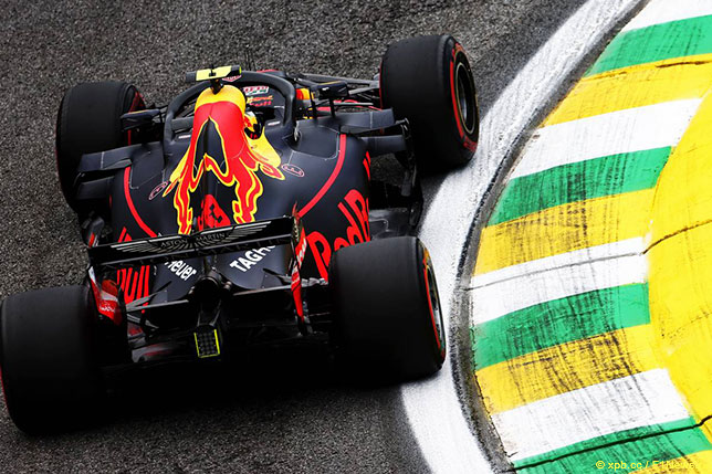 Макс Ферстаппен на трассе в Сан-Паулу во время первой тренировки