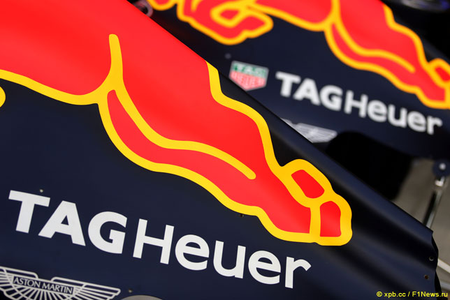 Логотип TAG Heuer на кожухе двигателя Red Bull Racing