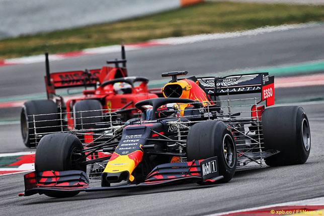 Макс Ферстаппен на трассе в Барселоны за рулём RB15