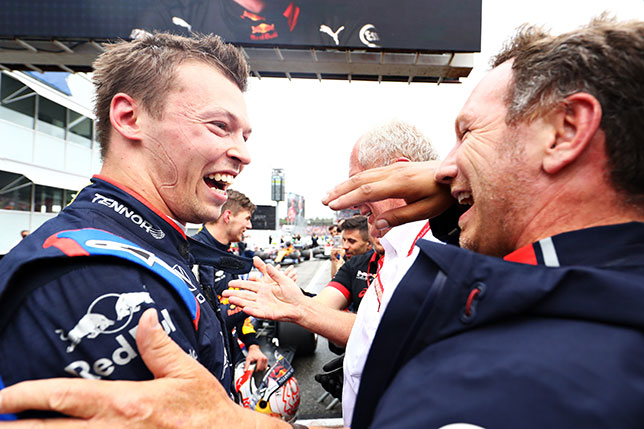 Кристиан Хорнер поздравляет Даниила Квята с подиумом