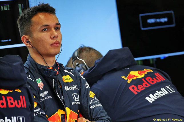 Александер Элбон в боксах Red Bull на трассе в Сан-Паулу