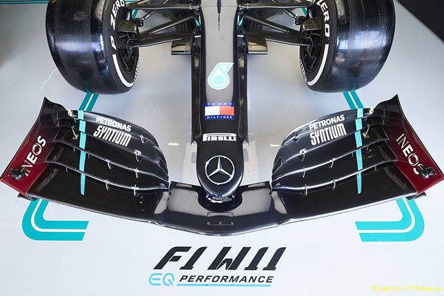 Машина Mercedes W11 в боксах чемпионской команды на автодроме в Шпильберге