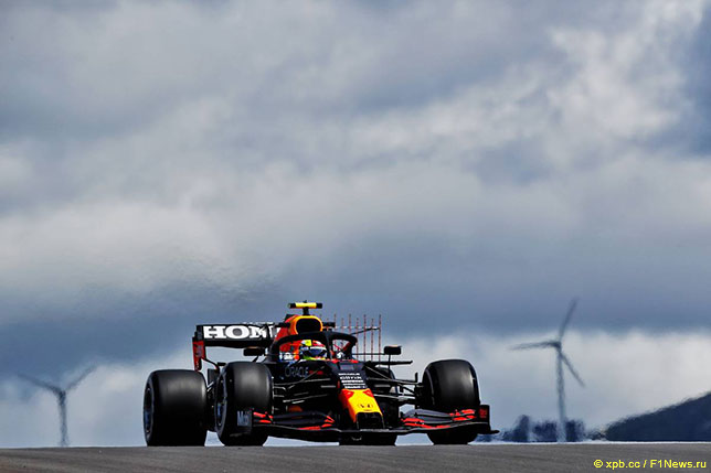 Серхио Перес за рулём RB16B на трассе в Португалии