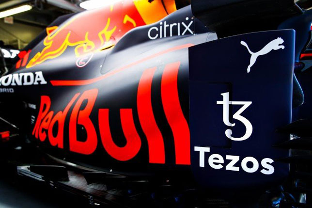 Логотип Tezos на машине Red Bull Racing