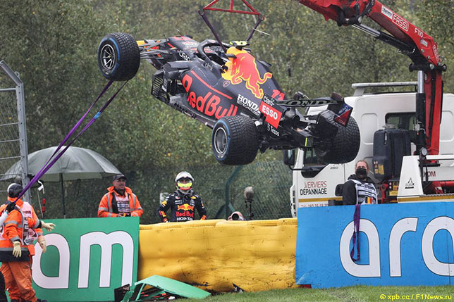 Разбитую машину Серхио Переса эвакуируют из 6-го поворота трассы в Спа