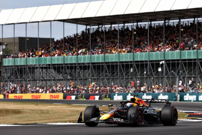 Макс Ферстаппен за рулём RB21 на трассе в Сильверстоуне, фото XPB