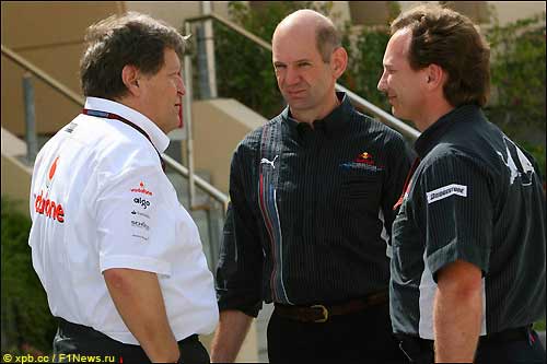 Норберт Хауг (слева), Эдриан Ньюи и Кристиан Хорнер