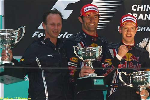 Кристиан Хорнер (слева), Марк Уэббер и Себастьян Феттель на подиуме Гран При Китая