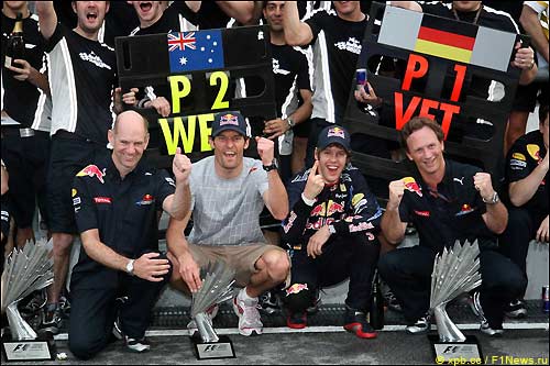 Команда Red Bull празднует победу