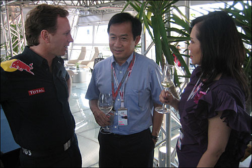 Кристиан Хорнер и представители таиландской стороны