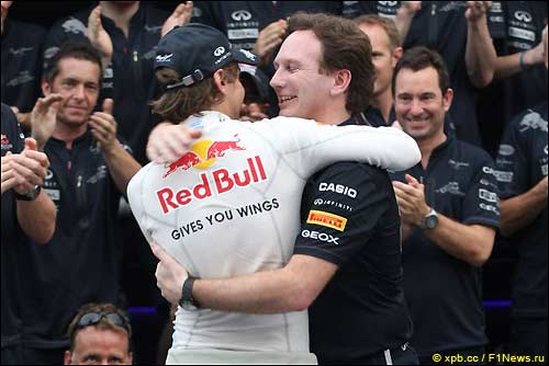 Кристиан Хорнер поздравляет Себастьяна Феттеля с победой