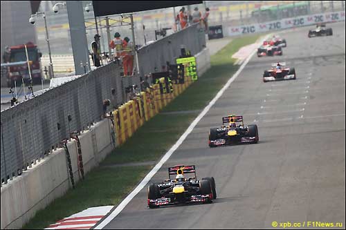 Дуэт Red Bull Racing лидировал с самого старта