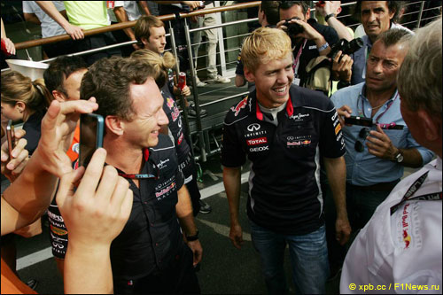 Кристиан Хорнер и Себастьян Феттель после гонки в Монце