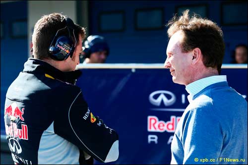 Кристиан Хорнер у закрытых боксов Red Bull Racing