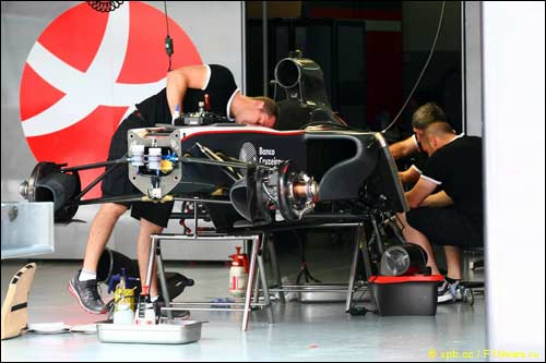 Механики HRT готовят машину к гоночному уик-энду