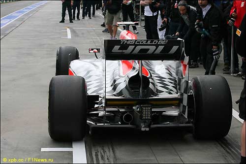 Машина HRT  на пит-лейн в Альберт-парке