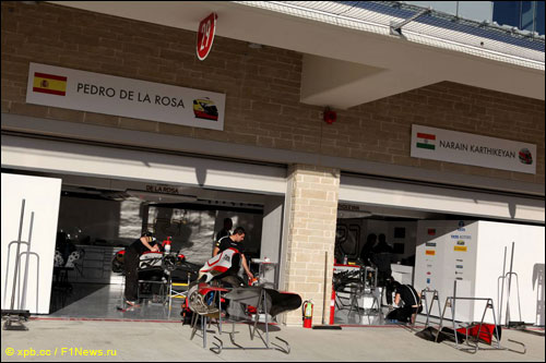 Боксы HRT на трассе в Остине