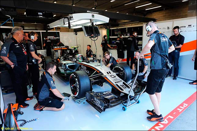 Виджей Малья в боксах Серхио Переса