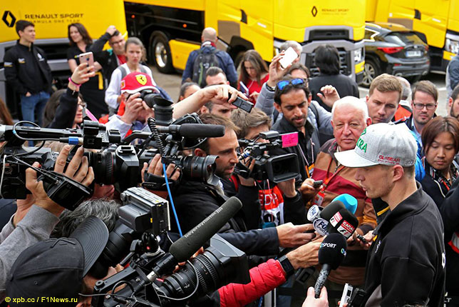 Нико Хюлкенберг на тестах в Барселоне в окружении журналистов