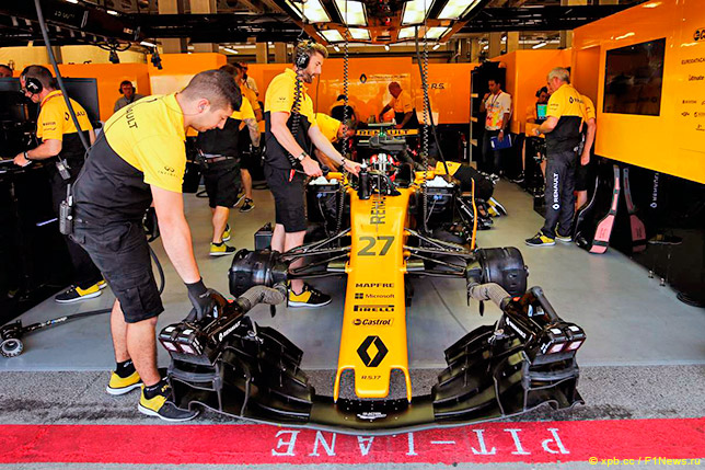 Нико Хюлкенберг в боксах в Баку