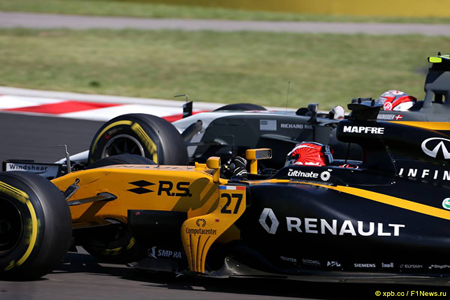 Нико Хюлкенберг ведёт борьбу с Кевином Магнуссеном на трассе Гран При Венгрии